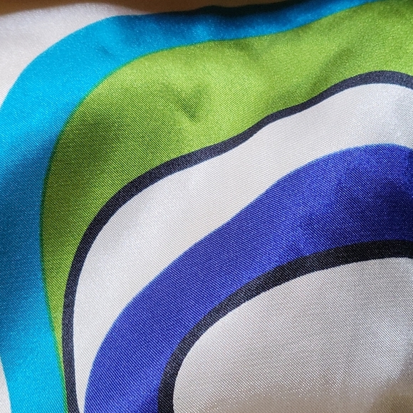 Retro print multicolor silky sleeveless top, tie neck, elasticized band at hip - Picture 4 of 5